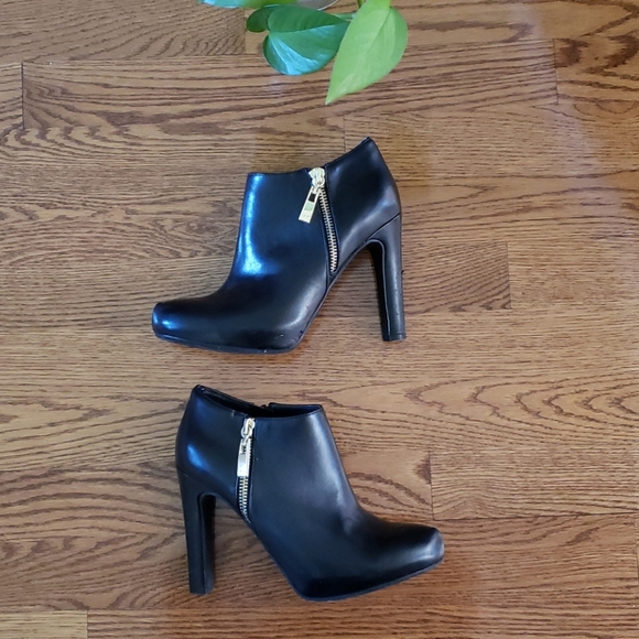 Marc Fisher - Picture 1 of 6